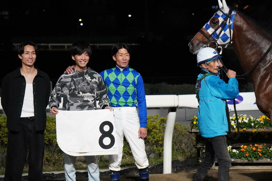 浦和での最後の騎乗を勝利で飾った森泰斗騎手（左から3人目）