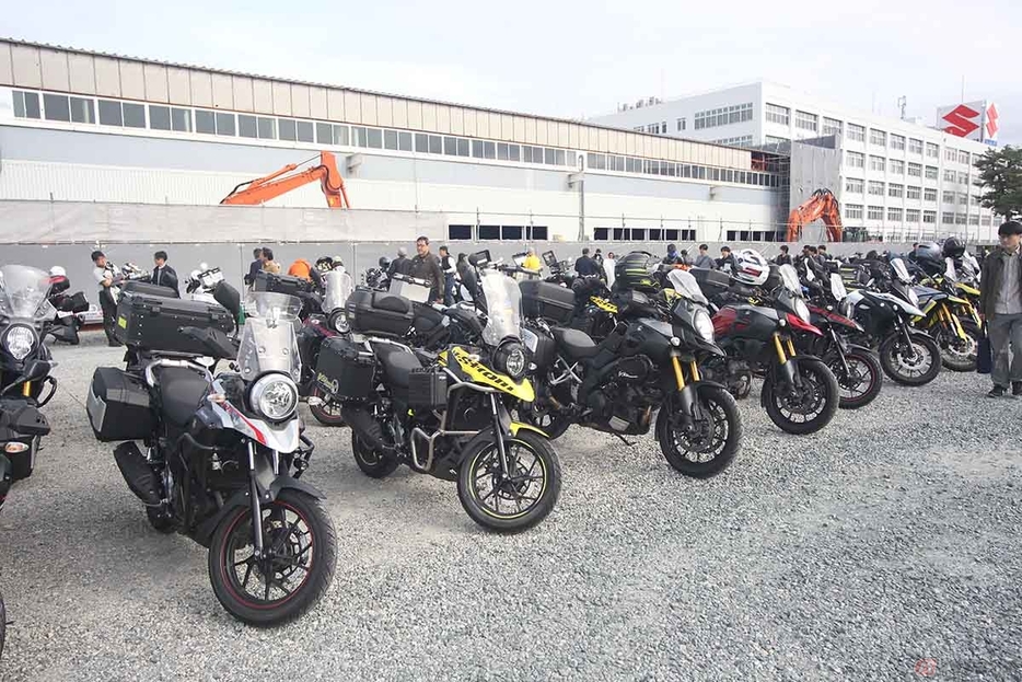 スズキ本社で開催された「V-Strom Meeting 2024」。会場には新旧V-Stromが駐車場を埋め尽くしました