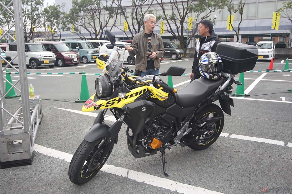 レーシングライダー津田拓也選手の愛車「Vストローム250」（津田選手と会話しているのはスズキCNチャレンジ プロジェクトリーダー 佐原伸一さん）