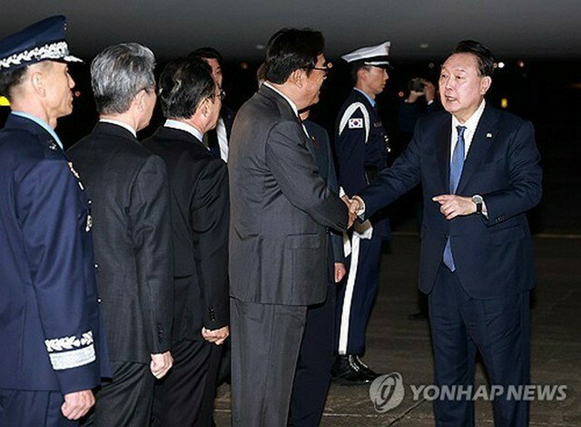 ソウル空港に到着した尹大統領（右端）＝21日、城南（聯合ニュース）