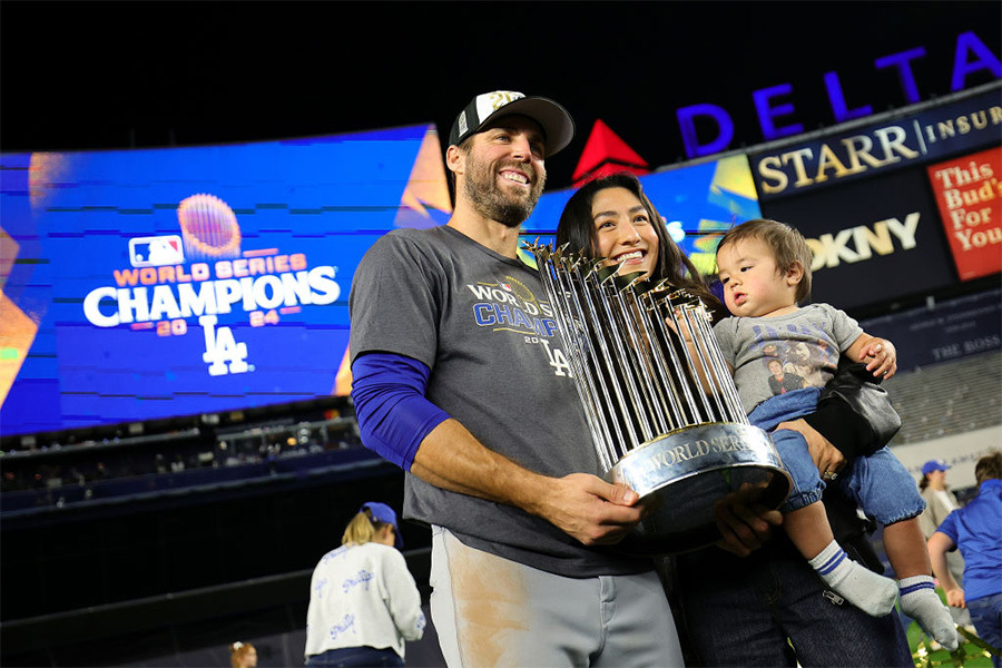 ドジャースのクリス・テイラーとメアリーさん【写真：Getty Images】