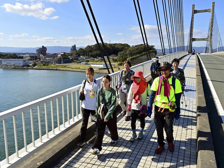 青空の下、松川浦の景色を楽しみながら歩く参加者＝3日、相馬市