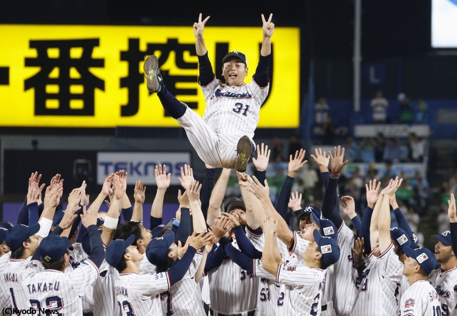 引退する山崎晃大朗を胴上げするヤクルトナイン(C)Kyodo News