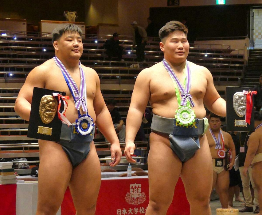 全国学生相撲選手権大会個人戦優勝のブフチョローン（左）と準優勝のデルゲルバト