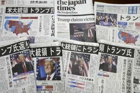 米大統領選の結果を伝える新聞各紙の1面（写真：AP/アフロ）