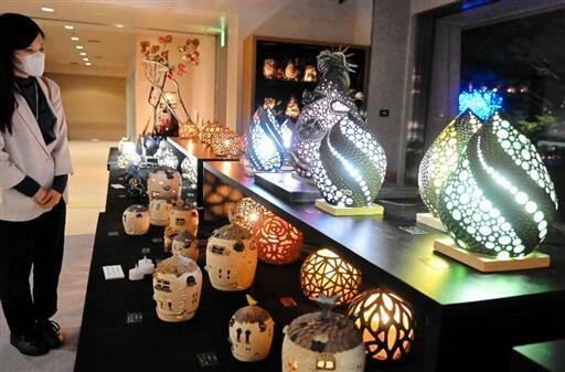 越前焼の陶あかり約200点が並んでいる作品展=福井県越前町の県陶芸館