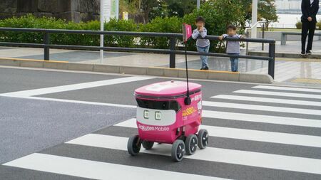 「楽天無人配送」の配送ロボット（筆者撮影）