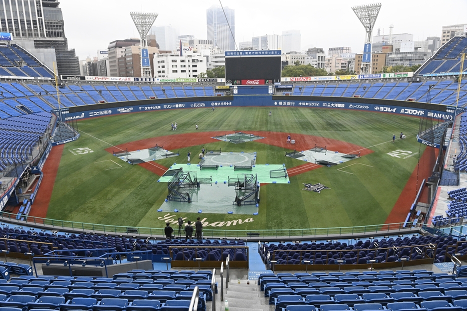 日本シリーズが雨天中止となり、シートが敷かれた横浜スタジアム（撮影・柿森英典）