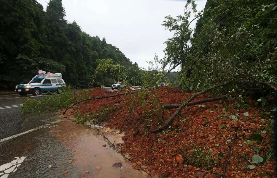 能登豪雨による土砂崩れでふさがれた道路＝９月22日、石川県能登町（渡辺恭晃撮影）