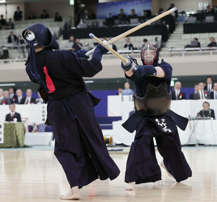 決勝で合屋龍（手前）を攻める竹ノ内佑也＝日本武道館