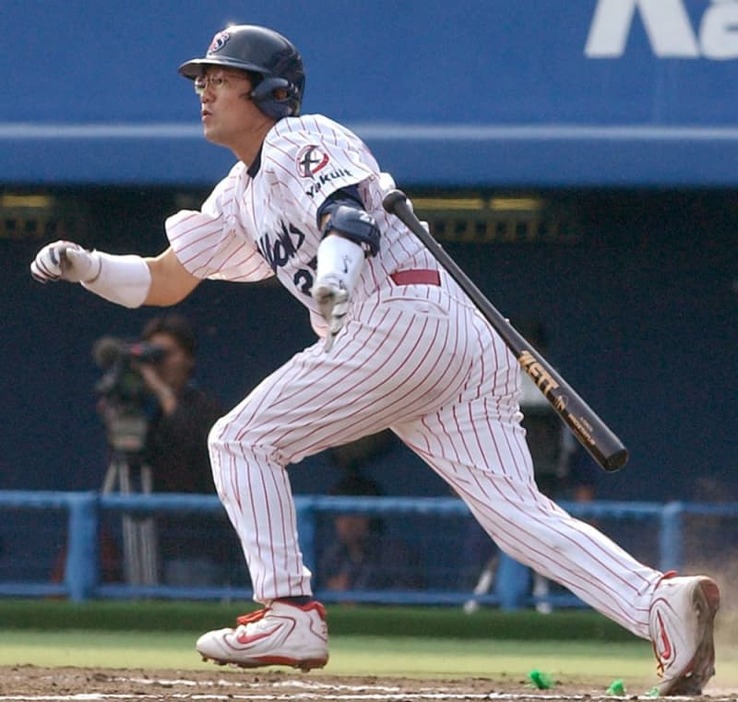 通算２千安打を達成したヤクルト・古田敦也さん＝２００５年４月、松山中央公園野球場