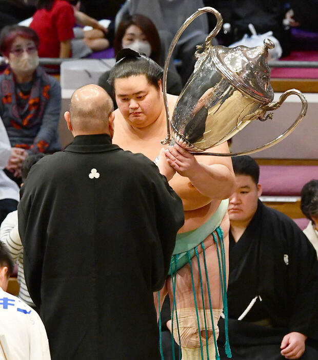 大相撲九州場所千秋楽　表彰式で賜杯を贈呈される琴桜（撮影・岩下翔太）