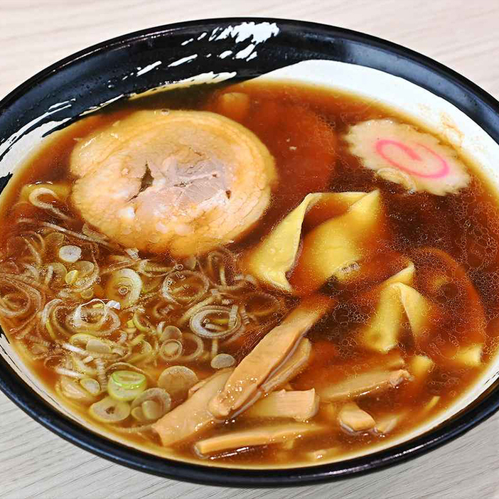 双葉SA（上り）のフードコートにある「ラーメン大皇」で人気の「ほうとうラーメン」（1000円）。写真では分かりにくいが、器の直径は30cmほどある。