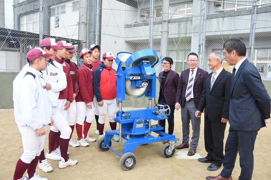 恩師でもある藤岡会長（右から2番目）と、倫典さん（同3番目）、芳明さん（同4番目）=岡山県津山市で