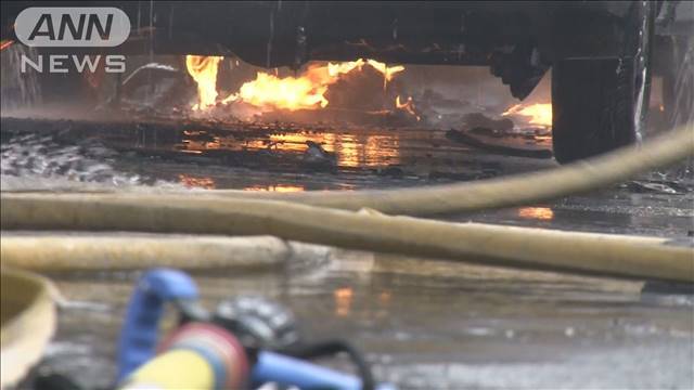 "鳥取市の住宅街で軽自動車が燃える火事　男性けが"