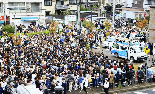 斎藤元彦氏の演説を聴く聴衆（１６日午後２時４４分、兵庫県西宮市で）