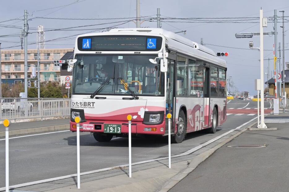 日立電鉄線跡地の専用道区間を走るひたちBRT=日立市の水木停留所付近