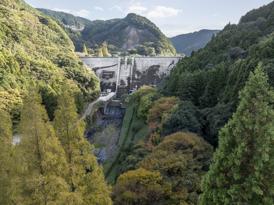 佐賀県・岩屋川内ダムに描かれた超巨大ゴジラのダムアート（ケルヒャー ジャパン株式会社のプレスリリースより）