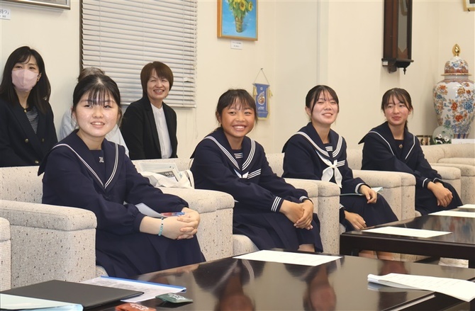 帰国報告した（左から）門畑さん、瀬川さん、溝田さん、植松さん