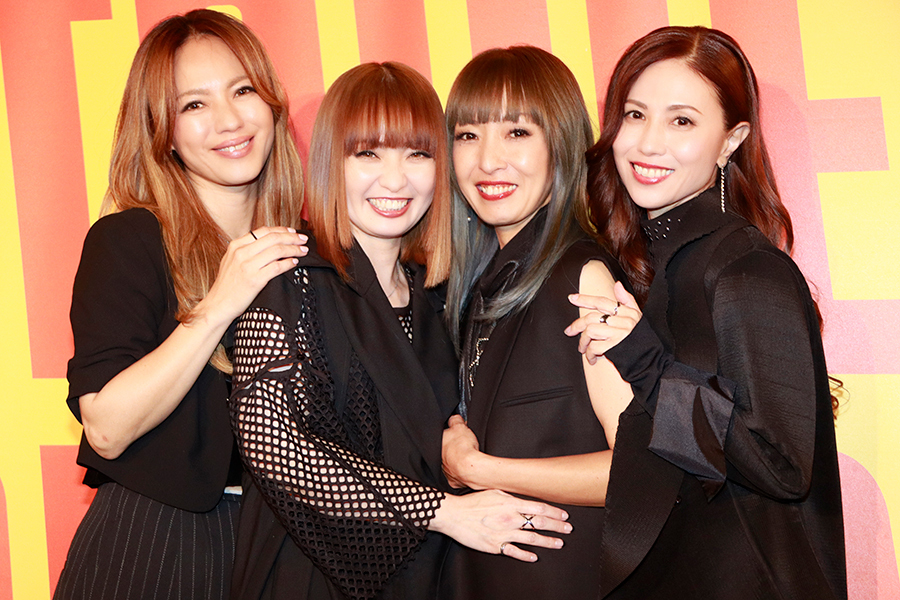 囲み取材に応じたMAXのLINA、MINA、REINA、NANA（左から）【写真：ENCOUNT編集部】