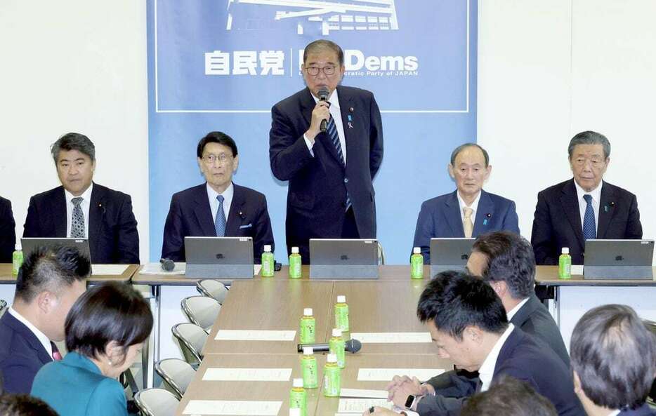 自民党政治改革本部総会で発言する石破茂首相（中央）＝21日午後、党本部（春名中撮影）