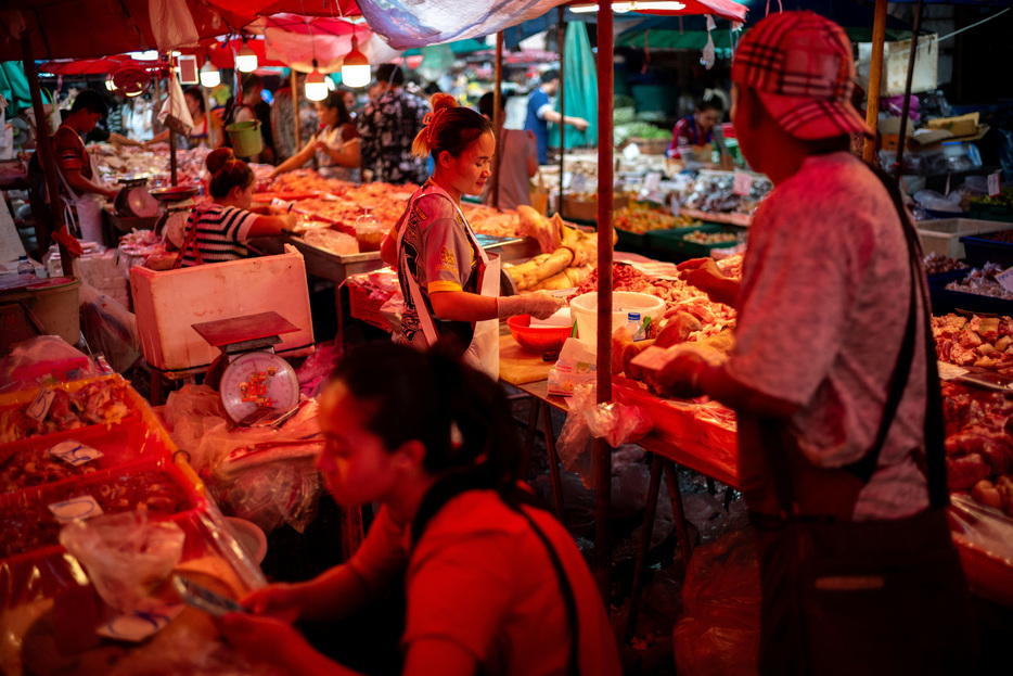 　１１月６日、タイ商務省が発表した１０月の消費者物価指数（ＣＰＩ）は、エネルギーと食品価格の値上がりを背景に前年比０．８３％上昇した。写真は昨年１０月、バンコクで撮影（２０２４年　ロイター/Athit Perawongmetha）