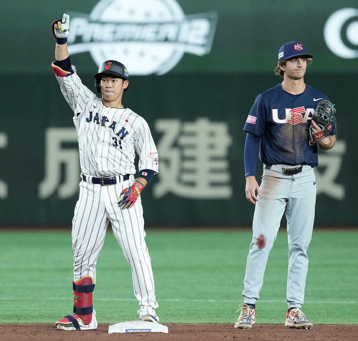 日本対米国　5回裏日本1死一、二塁、右前適時二塁打を放ちポーズを決める坂倉（左）（撮影・たえ見朱実）