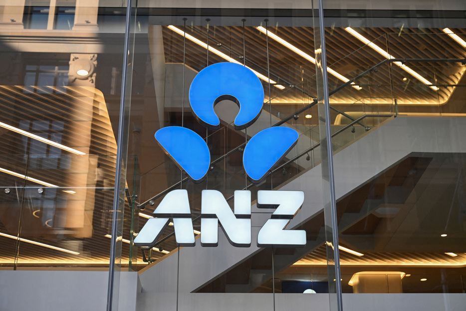 １１月８日、    豪銀大手オーストラリア・ニュージーランド銀行（ＡＮＺ）グループが発表した２０２４年度（９月末終了）通期決算は、キャッシュ利益が６７億３０００万豪ドル（４４億９０００万米ドル）となり、前年度の７４億１０００万豪ドルから減少した。シドニーの同行ビル前で５月撮影（２０２４年　ロイター/Jaimi Joy）