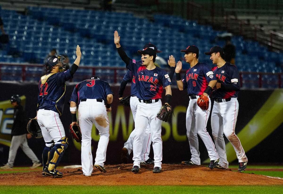 ＜ドミニカ共和国・日本＞勝利の喜びを分かち合う侍ジャパンナイン（撮影・木村　揚輔）