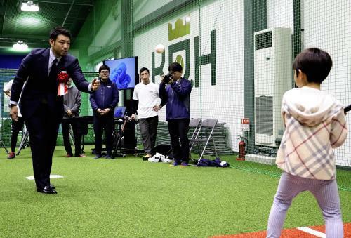 完成した施設で５歳の長男（右）とボール遊びをする菊池投手（１７日、花巻市で）