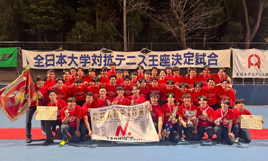 優勝を飾った日本大学のメンバー[画像/全日本学生テニス連盟]