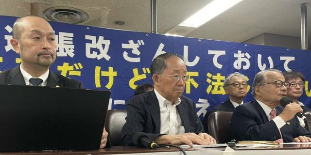 会見を開いた河合弘之弁護士（前列右端）ら