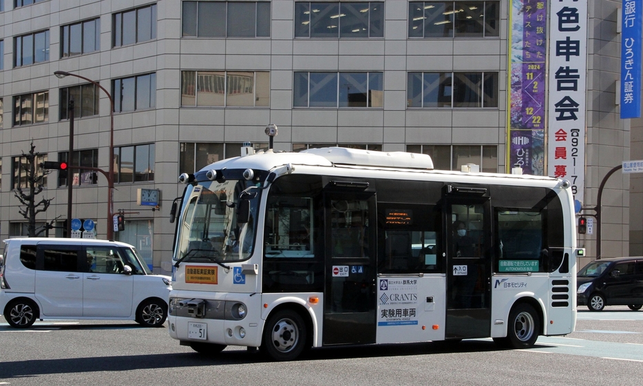 自動運転で国道2号を横断するバス