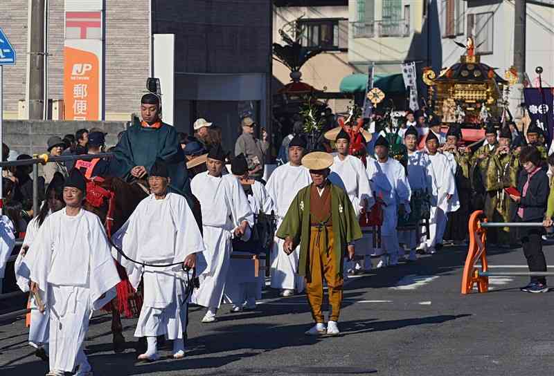 厳かな雰囲気の神幸行列＝23日、八代市（石本智）