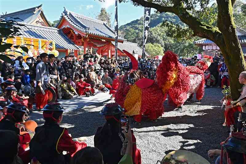 八代神社の境内で奉納された獅子舞＝23日、八代市（石本智）