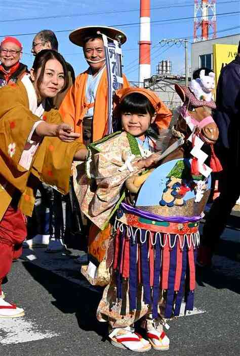 笑顔で練り歩く木馬の子ども＝23日、八代市（石本智）