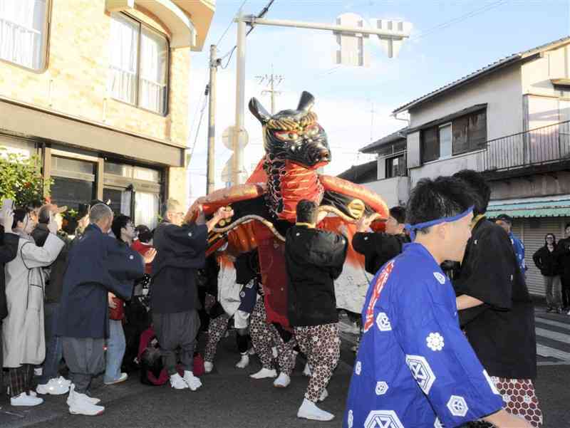 八代妙見祭の神幸行列で、見物客に近づく亀蛇＝23日、八代市（河内正一郎）