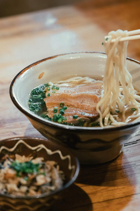 三枚肉そば¥900　豊見城市にある『亀浜製麺所』の麺を使用。じゅーしいご飯¥200