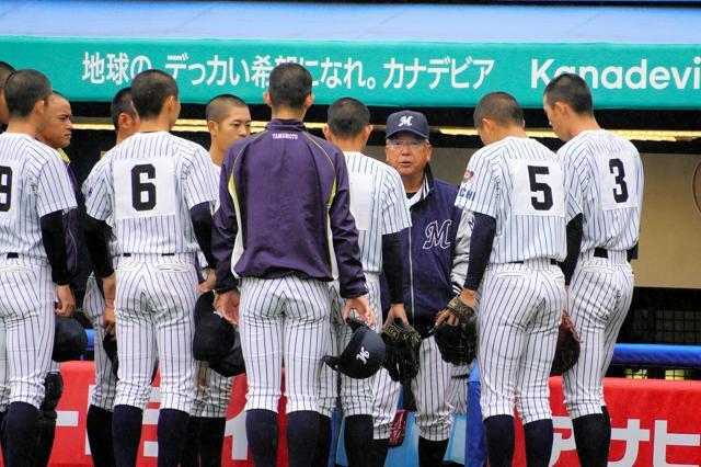 選手に話しかける明徳義塾の馬淵史郎監督（右から3人目）=11月21日、神宮球場、大坂尚子撮影