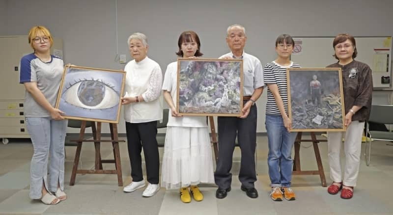 完成した絵画を手にする（左から）松野美月さん、釜崎照子さん、東陽音さん、松本隆さん、浦川結衣さん、森律子さん＝７月、福岡市