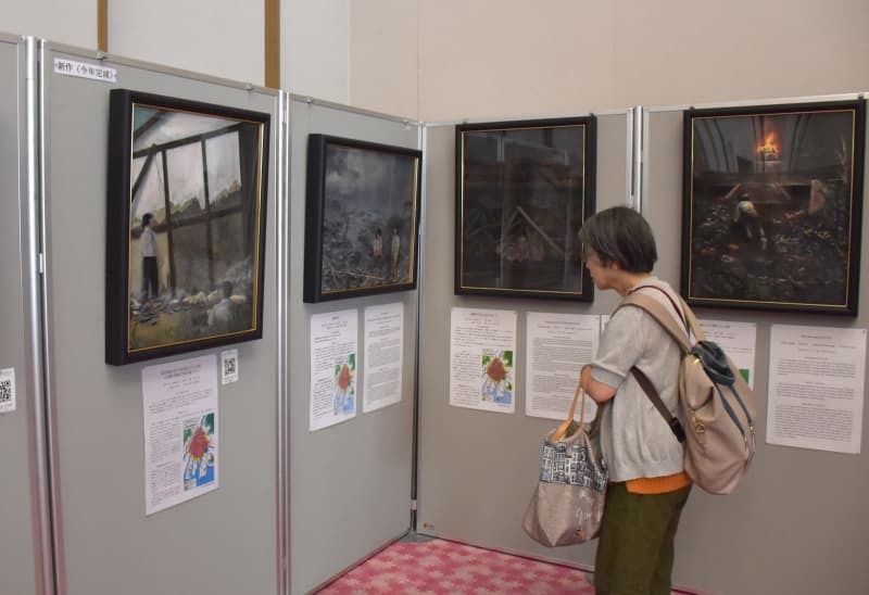 広島市立基町高創造表現コースの生徒らが描いた原爆の絵の展覧会＝２０２４年８月１０日、広島市