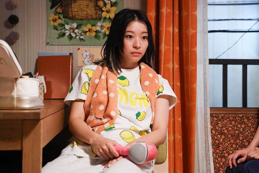 ほこ美の妹・さや美を演じる鳴海唯【写真：(C)TBS】