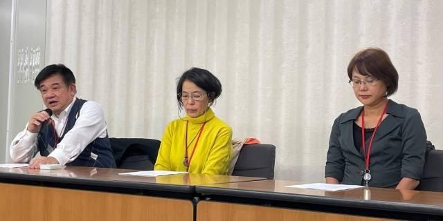 大学側へのスト通告後に会見を行った佐々木氏（左）、梅岡氏（中央）、槌田氏（右）