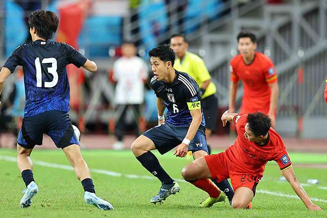 中国戦でも存在感を示した遠藤。写真：梅月智史（サッカーダイジェスト写真部）