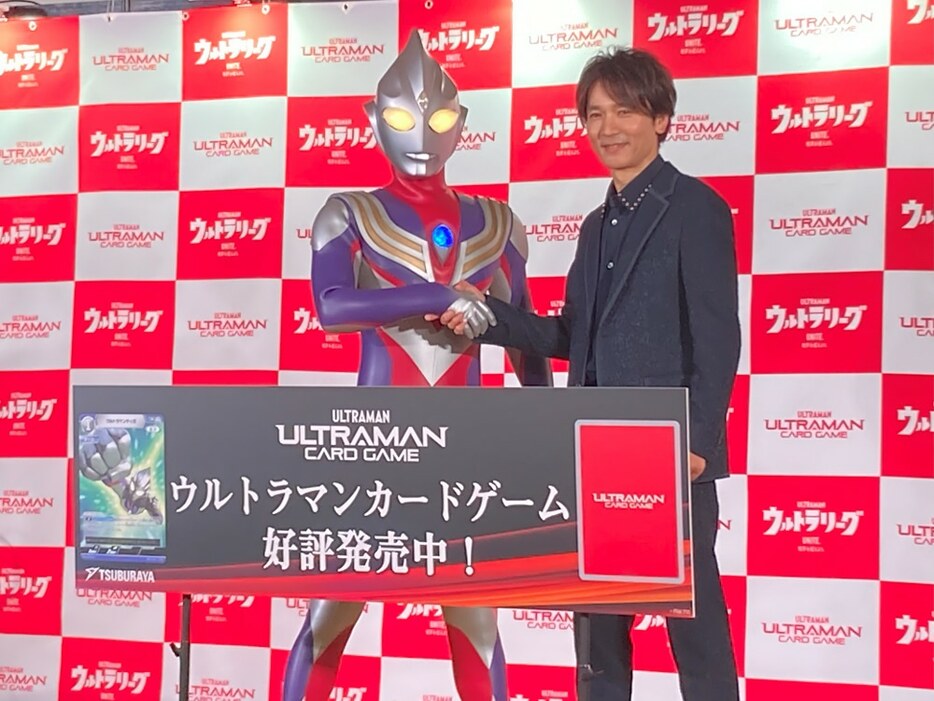 ウルトラマンティガと長野博さん。