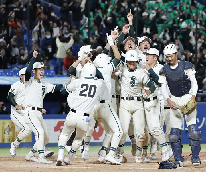 二松学舎大付高は早実との決勝で、延長12回サヨナラ勝ちで21年ぶりの優勝を遂げた[写真=田中慎一郎]