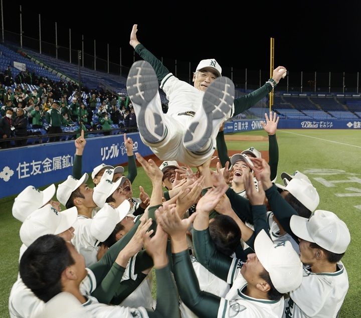 後輩でもある生徒たちの手で、神宮の杜を舞った。「感無量」だった[写真=田中慎一郎]