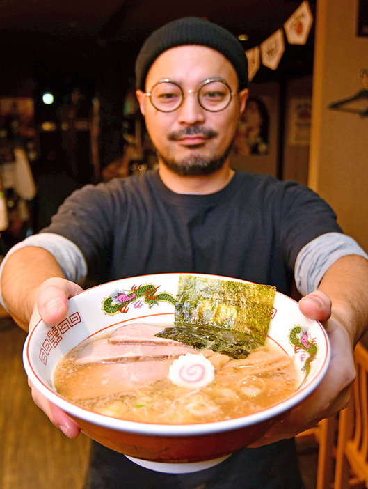 ＪＲ山形駅前で締めのラーメンを味わえる店を増やそうと、中華そばの提供を始めた「博多もつ。佐のちゃん」の兼子永さん＝山形市香澄町１丁目