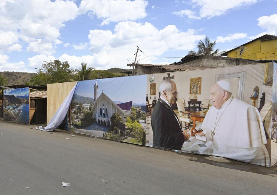 ローマ教皇フランシスコのミサ会場周辺で、看板で覆い隠された立ち退き対象区域＝東ティモール・ディリ、2024年9月（共同）