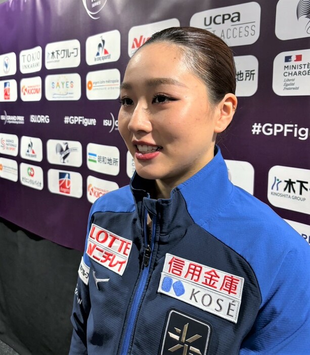 フィギュアスケートGPシリーズフランス杯　女子SP後に取材に応じる樋口新葉（撮影・松本愛香）